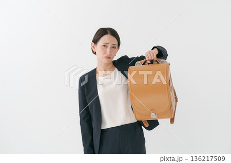 ランドセルを持つお母さん 136217509