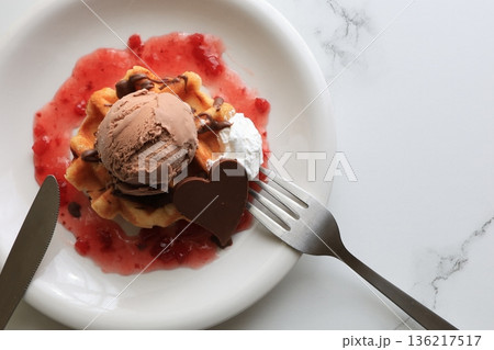 ワッフルチョコアイスのせ ワッフルチョコアイスのせ 136217517