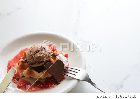 ワッフルチョコアイスのせ 136217519
