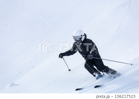 新雪のゲレンデにシュプールを描くスキーヤー 136217523