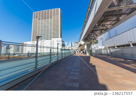立川駅南口から高架歩道でモノレールと北口へ 136217557