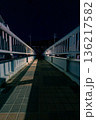 夜の歩道橋 直線構図　縦構図 136217582