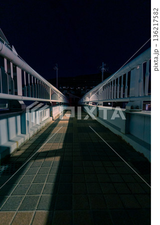 夜の歩道橋 直線構図　縦構図 136217582