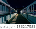 夜の歩道橋 直線構図　横構図 136217583
