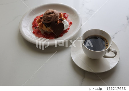 ワッフルチョコアイスのせ 136217688