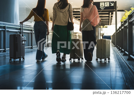 空港で歩く旅行者三人 ■撮影協力:関西国際空港(KIX) 空港で歩く旅行者三人 ■撮影協力:関西国際空港(KIX) 136217700