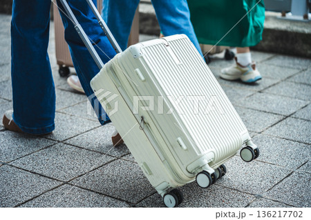 スーツケースを引く旅行者 ■撮影協力:関西国際空港(KIX) スーツケースを引く旅行者 ■撮影協力:関西国際空港(KIX) 136217702