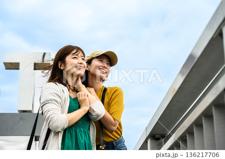 友人同士で空を見上げる ■撮影協力:関西国際空港(KIX) 友人同士で空を見上げる ■撮影協力:関西国際空港(KIX) 136217706