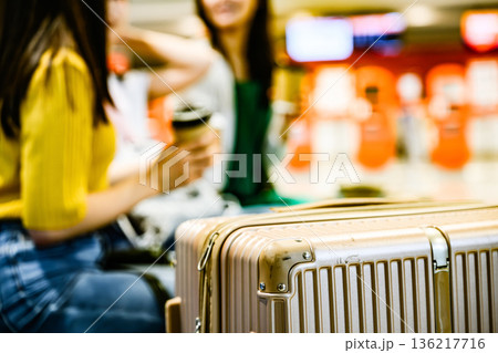 空港で待つ旅行者たち ■撮影協力:関西国際空港(KIX) 空港で待つ旅行者たち ■撮影協力:関西国際空港(KIX) 136217716