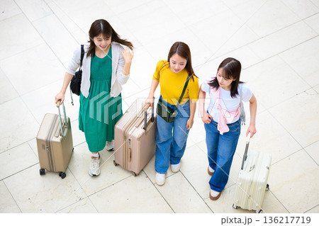 空港で旅行する女性三人 ■撮影協力:関西国際空港(KIX) 空港で旅行する女性三人 ■撮影協力:関西国際空港(KIX) 136217719