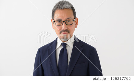 男性　ビジネス　ポートレート 136217766