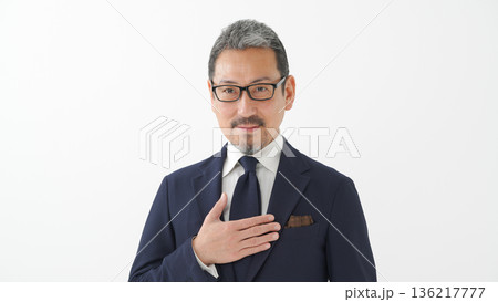 男性　ビジネス　ポートレート 136217777
