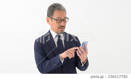 男性 ビジネス スマートフォン スマホ 男性 ビジネス スマートフォン スマホ 136217782