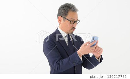 男性 ビジネス スマートフォン スマホ 男性 ビジネス スマートフォン スマホ 136217783