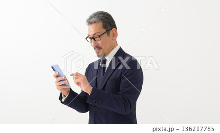 男性 ビジネス スマートフォン スマホ 男性 ビジネス スマートフォン スマホ 136217785