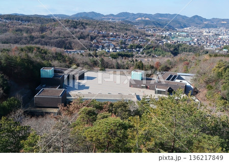 セラミックパーク展望台から屋上広場を見る 136217849