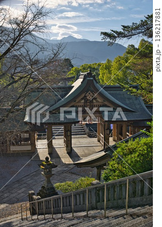 正月の装いをした和霊神社 136217881