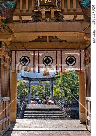 正月の装いをした和霊神社 136217924