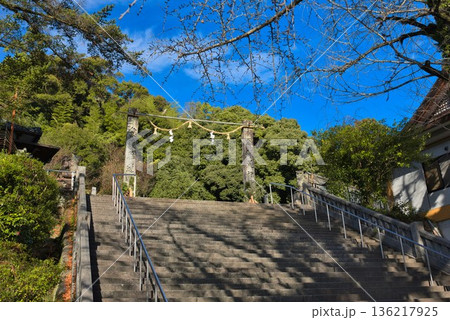 正月の装いをした和霊神社 136217925