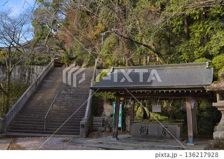 正月の装いをした和霊神社 136217928