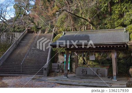 正月の装いをした和霊神社 136217930