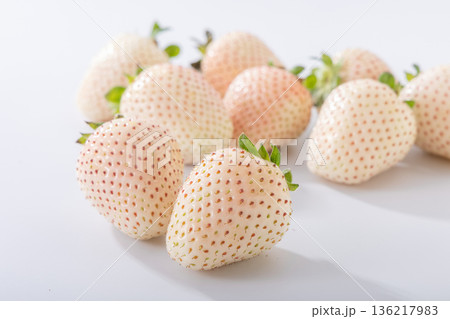 新鮮な白イチゴ 136217983