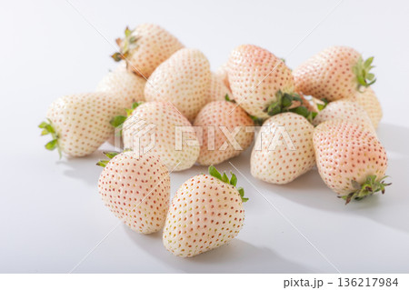 新鮮な白イチゴ 136217984