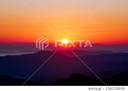 三河湾と鈴鹿山脈に沈みゆく 136218030
