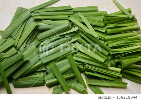 まな板の上でカットしたニラ　 136218044