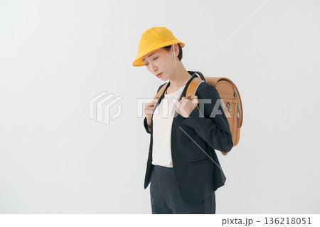 ランドセルを背負って落ち込む大人の女性 ランドセルを背負って落ち込む大人の女性 136218051