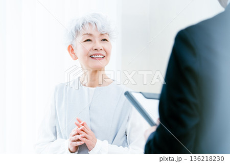 読書するシニア女性 136218230