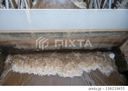 Spillway gates closed for manage water discharge during high-flow events. They prevent overtopping, allowing controlled, safe release of excess water. Spillway gates closed for manage water discharge during high-flow events. They prevent overtopping, allowing controlled, safe release of excess water. 136218455