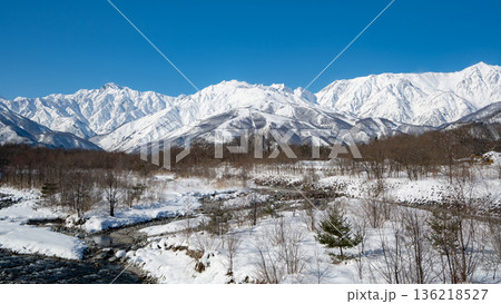 快晴の空に映える北アルプスの雪景色と山岳風景 136218527