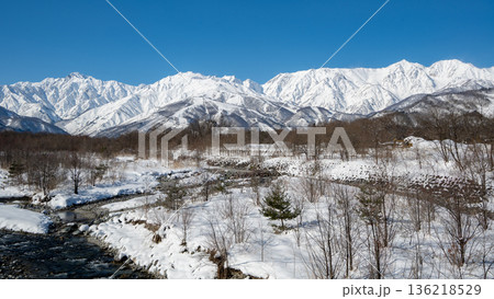 快晴の空に映える北アルプスの雪景色と山岳風景 136218529