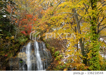 滝と雪と紅葉 滝と雪と紅葉 136218544
