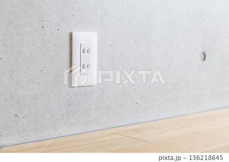 コンクリートの壁についたコンセント 136218645