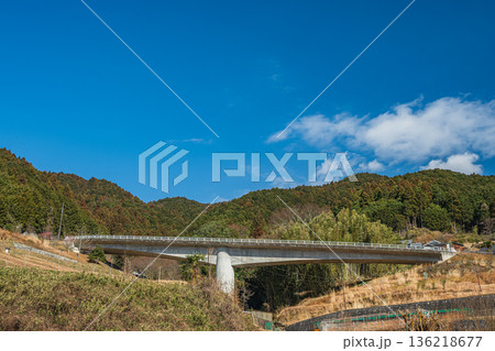 明日香村上(かむら)地区の棚田風景ときつわき橋 奈良県 明日香村上(かむら)地区の棚田風景ときつわき橋 奈良県 136218677