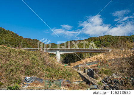 明日香村上(かむら)地区の棚田風景ときつわき橋 奈良県 明日香村上(かむら)地区の棚田風景ときつわき橋 奈良県 136218680