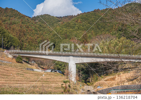 明日香村上(かむら)地区の棚田風景ときつわき橋 奈良県 明日香村上(かむら)地区の棚田風景ときつわき橋 奈良県 136218704