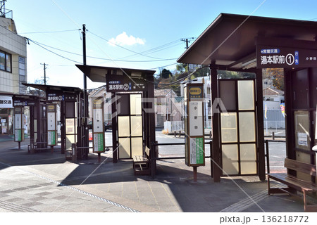 いわき市湯本駅前ロータリーのバス停 136218772