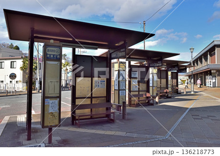 いわき市湯本駅前ロータリーのバス停 いわき市湯本駅前ロータリーのバス停 136218773