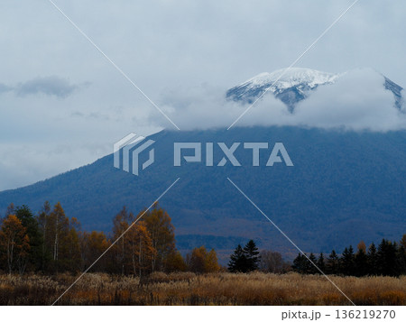 雲に覆われた羊蹄山 雲に覆われた羊蹄山 136219270