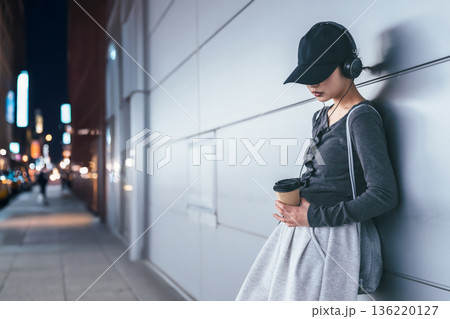 夜の幻想都市で休憩する女性 　 136220127