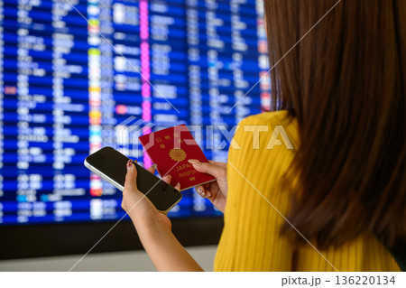 空港で案内確認 ■撮影協力:関西国際空港(KIX) 空港で案内確認 ■撮影協力:関西国際空港(KIX) 136220134