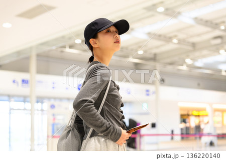 空港で案内表示を探す女性 ■撮影協力:関西国際空港(KIX) 空港で案内表示を探す女性 ■撮影協力:関西国際空港(KIX) 136220140