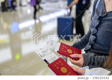 日本パスポートと搭乗券 ■撮影協力：関西国際空港（KIX） 136220142