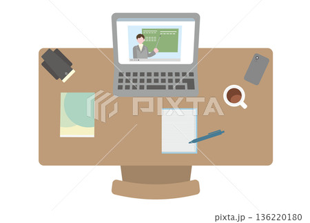 オンライン授業の動画が開かれているパソコンのあるデスク 136220180