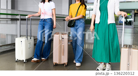 空港で待つ旅行中の女性 ■撮影協力:関西国際空港(KIX) 空港で待つ旅行中の女性 ■撮影協力:関西国際空港(KIX) 136220312