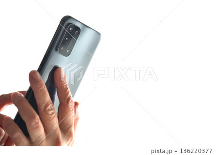 携帯電話を操作するシニア女性 携帯電話を操作するシニア女性 136220377