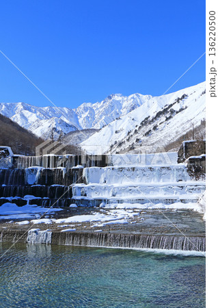 冬の白馬　源太郎えん堤から望む五竜岳 136220500